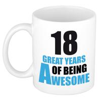 Verjaardag 18 jaar Koffiemok Cadeau - Great years of being awesome - wit/blauw