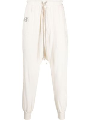Rick Owens DRKSHDW pantalon sarouel à logo imprimé - Tons neutres