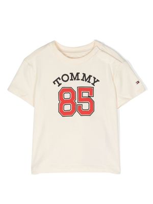 Tommy Hilfiger Junior T-shirt met logoprint - Beige