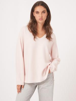 Naadloos gebreide cashmere trui met V-hals