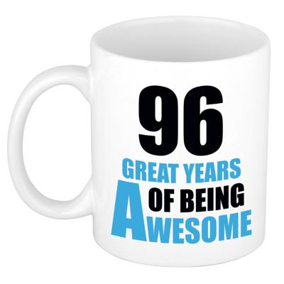 Verjaardag 96 jaar Koffiemok Cadeau - Great years of being awesome - wit/blauw