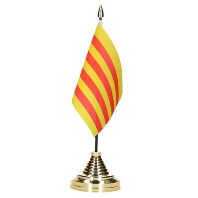 Vlag Catelonie tafelvlaggetje - 10 x 15 cm - met gouden standaard - Hoogte 27 cm Vlag Catelonie tafelvlaggetje - 10 x 15 cm - met gouden standaard - Hoogte 27 cm