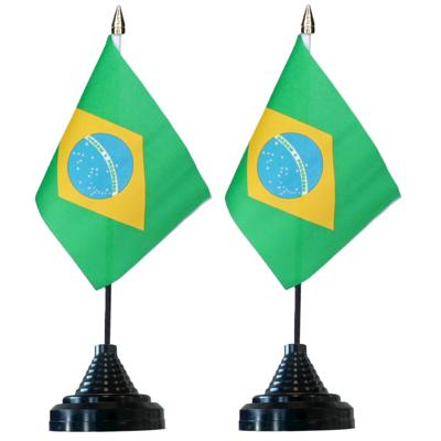 Vlag Brazilie tafelvlaggetjes - 2x stuks - 10 x 15 cm vlag - met zwarte standaard