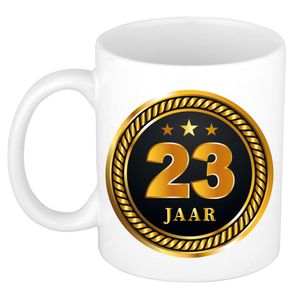 23 jaar cadeau mok / beker medaille goud zwart voor verjaardag/ jubileum