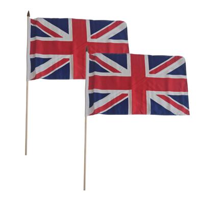 Luxe grote zwaaivlaggen Engeland - 2x stuks - 30 x 45 cm - op lange stok - feestartikelen