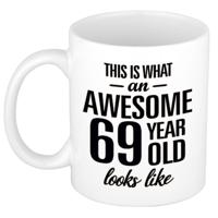 This is what an awesome 69 year old looks like - cadeau koffiemok - 300 ml - verjaardag 69 jaar