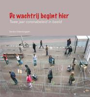 DE WACHTRIJ BEGINT HIER (Hardback)