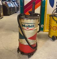 Vintage origineel Mobiloil Oil olievat met karretje.