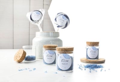 Glazen potjes met ronde stickers en blauw badzout (set van 12)