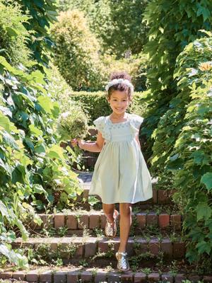 Nette jurk van katoenen gaas met mouwen met Engels borduurwerk saliegroen