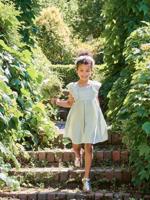 Nette jurk van katoenen gaas met mouwen met Engels borduurwerk saliegroen