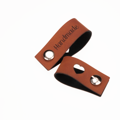 Leren Vouw Label 'Handmade' en 'hartje' uitgestanst 2x12cm Leren Vouw Label 'Handmade' en 'hartje' uitgestanst 2x12cm