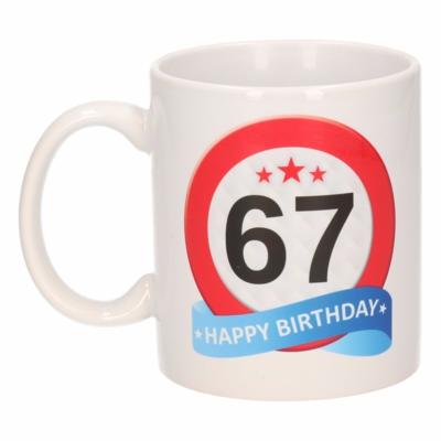 67 jaar Verjaardag koffiemok - cadeau beker - stopbord print - 300 ml - keramiek - wit
