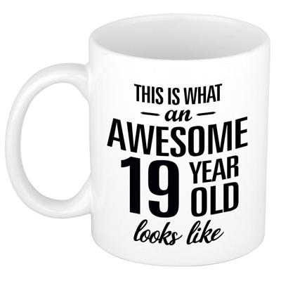 This is what an awesome 19 year old looks like - cadeau koffiemok - 300 ml - verjaardag 19 jaar This is what an awesome 19 year old looks like - cadeau koffiemok - 300 ml - verjaardag 19 jaar