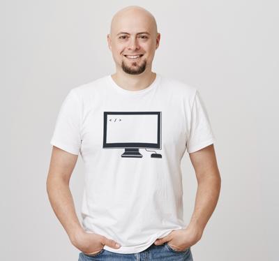 Computer met code op t-shirt