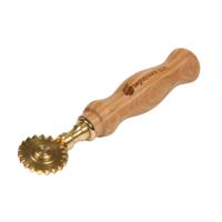 Messing pasta snijder met een enkel tandblad met een diameter van 38 mm. Handvat van olijfhout