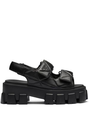 Prada sandales en cuir verni à logo triangle - Noir