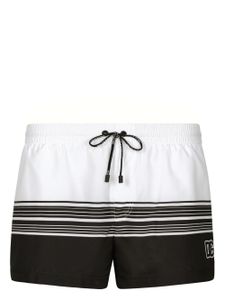 Dolce & Gabbana short de bain rayé à logo imprimé - Blanc