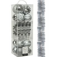 Decoris 30x stuks kunststof kerstballen en ornamenten met slinger zilver