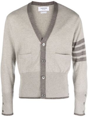 Thom Browne cardigan en cachemire à détail 4 bandes signature - Gris