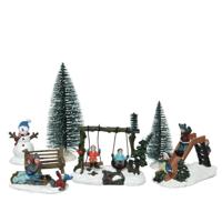 Kerstdorp accessoires - 7-delig - figuurtjes/poppetjes en kerstboompje - polyresin - beeldjes