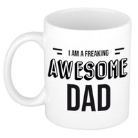 Papa / vader cadeau mok / beker I am a freaking awesome dad - verjaardag / Vaderdag   -