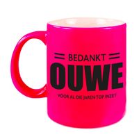 Bedankt ouwe voor de top inzet mok / beker neon roze 330 ml - Pensioen afscheidscadeau collega - feest mokken - thumbnail