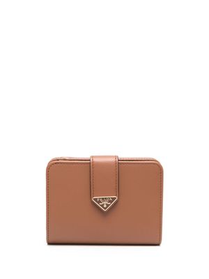 Prada portefeuille pliant en cuir à plaque logo - Marron