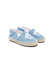 Versace Kids espadrilles en jean à broderies Medusa - Bleu