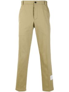 Thom Browne pantalon chino crop à patch logo - Tons neutres