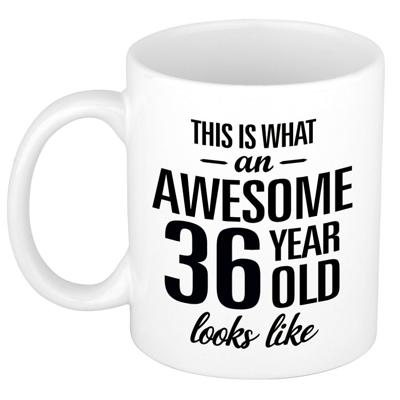 This is what an awesome 36 year old looks like - cadeau koffiemok - 300 ml - verjaardag 36 jaar