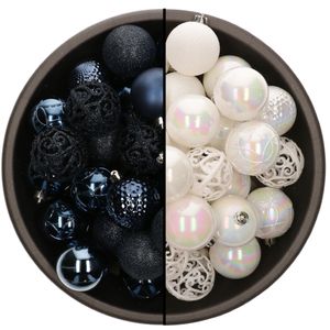 74x stuks kunststof kerstballen mix van donkerblauw en parelmoer wit 6 cm