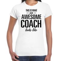 This is what an awesome coach looks like cadeau t-shirt wit dames
