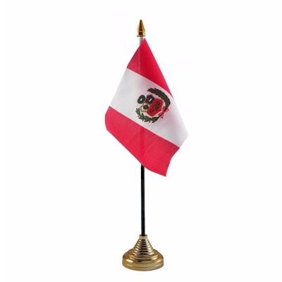 Vlag Peru tafelvlaggetje - 10 x 15 cm - met gouden standaard - Hoogte 27 cm Vlag Peru tafelvlaggetje - 10 x 15 cm - met gouden standaard - Hoogte 27 cm