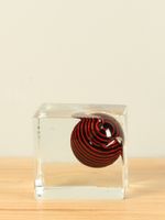 Glasdecoratie transparante dobbelsteen met glazen bol zwart/rood, 10 cm