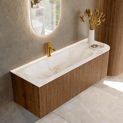 Mondiaz KURVE-DLUX 135 cm Onderkast Greeploos 1 Lade Met Deuren Walnut, Wastafel Solid Surface Links Frappe 1 Kraangat Zonder Spiegel (KRVBGM135R1L1D1KL-Wal/Fra)