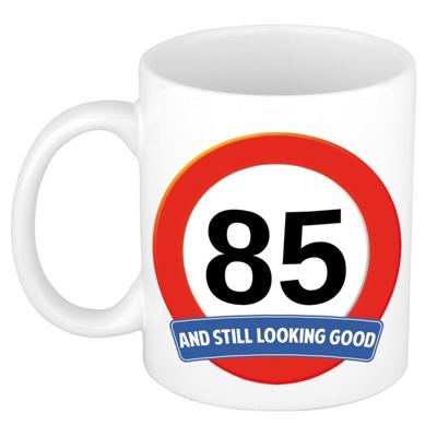 Koffie mok / cadeau beker - 85 jaar - verjaardag - still looking good - wit - stopbord Koffie mok / cadeau beker - 85 jaar - verjaardag - still looking good - wit - stopbord
