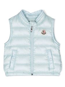 Moncler Enfant gilet matelassé à patch logo - Bleu