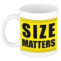 Size matters cadeau koffiemok - beker - wit - met opdruk van geel meetlint