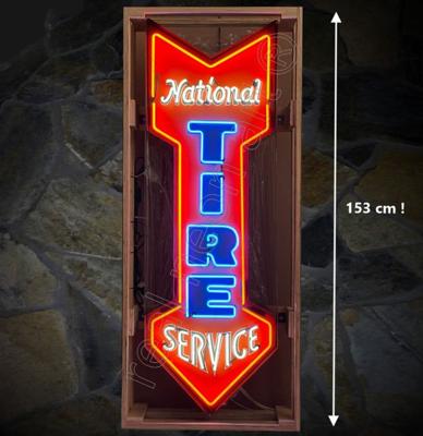 National Tire Service Pijl Neon Verlichting XL In Metalen Bak 153 x 51 cm - Oranje, Blauw, Wit