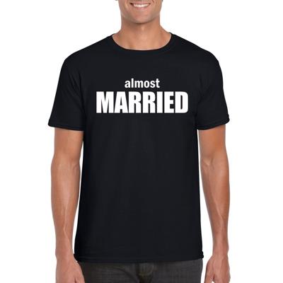 Almost Married tekst - t-shirt - zwart - heren - vrijgezellenfeest - huwelijk Almost Married tekst - t-shirt - zwart - heren - vrijgezellenfeest - huwelijk
