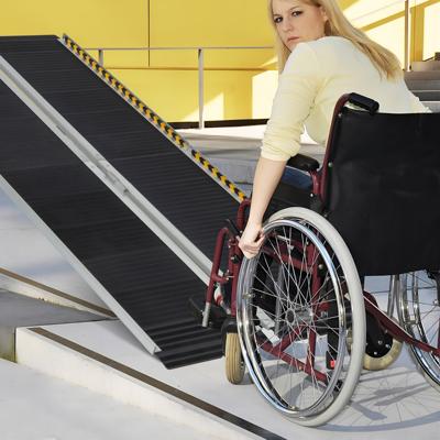 Rolstoelhelling Inklapbare Helling Draagbaar en Antislip Aluminium Oprijplaat Drempelhelling voor Rolstoel Trappen Deuren (183 x 74 cm)