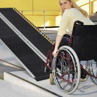 Rolstoelhelling Inklapbare Helling Draagbaar en Antislip Aluminium Oprijplaat Drempelhelling voor Rolstoel Trappen Deuren (183 x 74 cm)