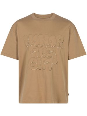 Honor The Gift t-shirt à logo brodé Amp'D Up - Tons neutres