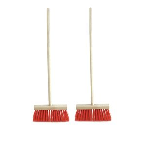 Set van 2x stuks buiten kinderbezems rood met steel