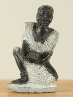 Stenen beeld Man with Bowl, 24 cm