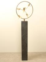 Bronzen sculptuur ring met 5 messing libellen, Ø 32 cm Bronzen sculptuur ring met 5 messing libellen, Ø 32 cm