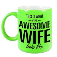 Awesome wife / echtgenote neon groene cadeau mok / beker 330 ml - thumbnail