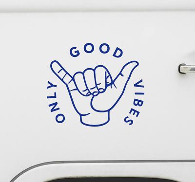 Caravan sticker alleen goede vibes tekst