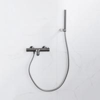 Fortifura Calvi Thermostatische badkraan met staafhanddouche, handdouchehouder en gladde doucheslang Geborsteld Gunmetal PVD SW496810/SW720564/SW720223/SW706209